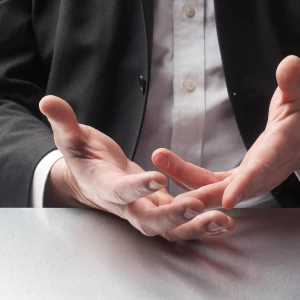عکس علت تکان دادن دست هنگام صحبت کردن